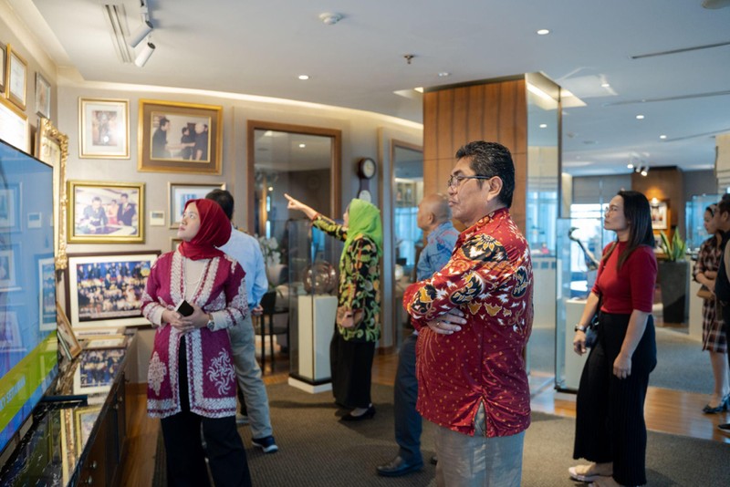 InvestasiKu menyelenggarakan Market Outlook untuk Perkumpulan Dana Pensiun Kristen Indonesia (BKS) dan Yayasan, diadakan offline di Mega Executive Club, Menara Bank Mega, dan secara online melalui Zoom pada akhir Januari. Tujuannya adalah memberikan gambaran pasar global dan lokal untuk membantu pengurus dapen dalam pengambilan keputusan investasi. (Dok. InvestasiKu)