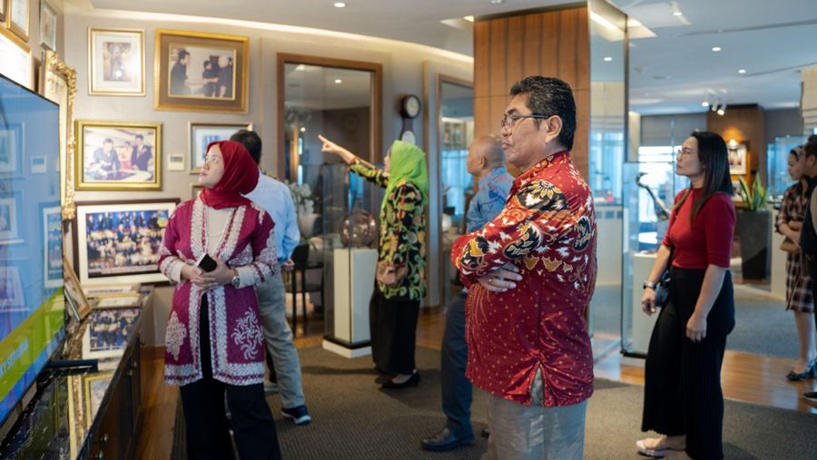 InvestasiKu menyelenggarakan Market Outlook untuk Perkumpulan Dana Pensiun Kristen Indonesia (BKS) dan Yayasan, diadakan offline di Mega Executive Club, Menara Bank Mega, dan secara online melalui Zoom pada akhir Januari. Tujuannya adalah memberikan gambaran pasar global dan lokal untuk membantu pengurus dapen dalam pengambilan keputusan investasi. (Dok. InvestasiKu)