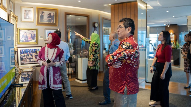 InvestasiKu menyelenggarakan Market Outlook untuk Perkumpulan Dana Pensiun Kristen Indonesia (BKS) dan Yayasan, diadakan offline di Mega Executive Club, Menara Bank Mega, dan secara online melalui Zoom pada akhir Januari. Tujuannya adalah memberikan gambaran pasar global dan lokal untuk membantu pengurus dapen dalam pengambilan keputusan investasi. (Dok. InvestasiKu)