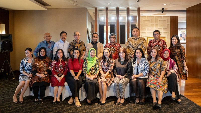 InvestasiKu menyelenggarakan Market Outlook untuk Perkumpulan Dana Pensiun Kristen Indonesia (BKS) dan Yayasan, diadakan offline di Mega Executive Club, Menara Bank Mega, dan secara online melalui Zoom pada akhir Januari. Tujuannya adalah memberikan gambaran pasar global dan lokal untuk membantu pengurus dapen dalam pengambilan keputusan investasi. (Dok. InvestasiKu)