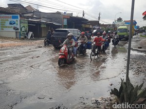 Jalan Kudus-Purwodadi Tergenang Air Usai Hujan, Warga: Ada Pemotor Terjatuh