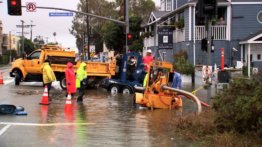 Foto udara meperlihatkan rumah yang hancur akibat tanah longsor di Los Angeles, California, Amerika Serikat, Senin (5/2/2024). (REUTERS/AUDE GUERRUCCI)