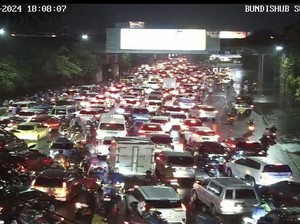 Pohon Tumbang di Waru Bikin Jalan Ahmad Yani Surabaya Macet Parah