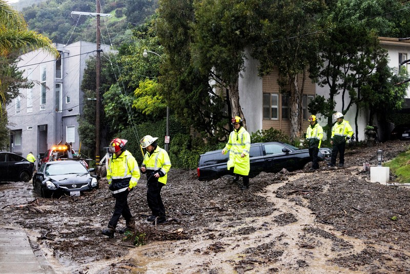 Foto udara meperlihatkan rumah yang hancur akibat tanah longsor di Los Angeles, California, Amerika Serikat, Senin (5/2/2024). (REUTERS/AUDE GUERRUCCI)