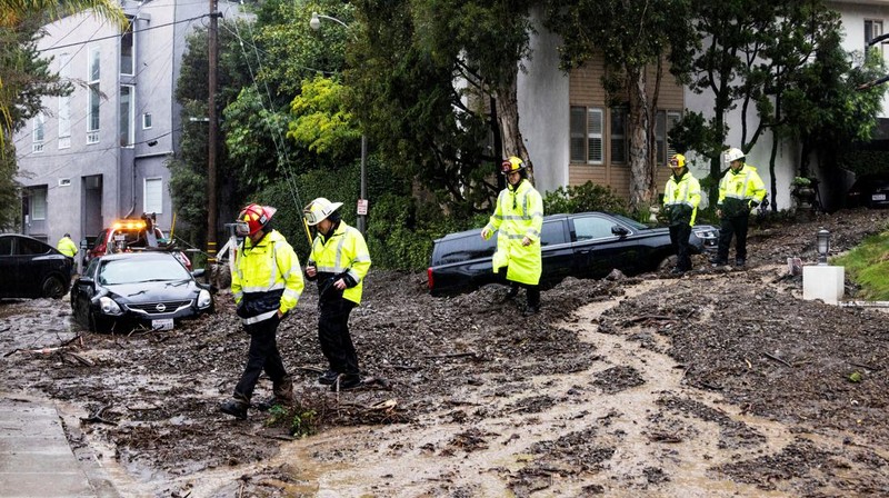Foto udara meperlihatkan rumah yang hancur akibat tanah longsor di Los Angeles, California, Amerika Serikat, Senin (5/2/2024). (REUTERS/AUDE GUERRUCCI)