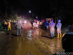 Longsor Tutup Jalan Menuju Kawasan Wisata Lembang