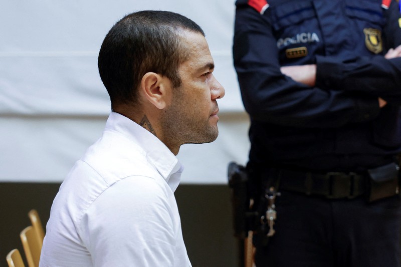 Mantan pesepakbola Brasil, Dani Alves menjalani sidang kasus pelecehan seksual di Barcelona, Spanyol, Senin (5/2/2024). (REUTERS) Mantan pesepakbola Brasil, Dani Alves menjalani sidang kasus pelecehan seksual di Barcelona, Spanyol, Senin (5/2/2024). (REUTERS)