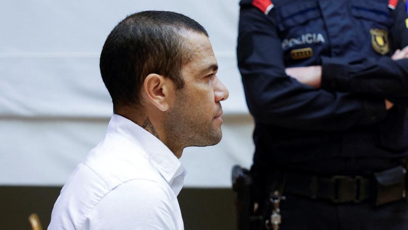 Mantan pesepakbola Brasil, Dani Alves menjalani sidang kasus pelecehan seksual di Barcelona, Spanyol, Senin (5/2/2024). (REUTERS)