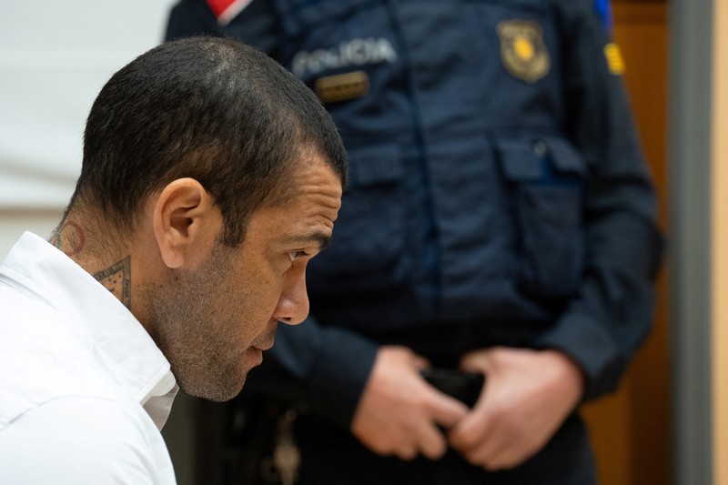 Mantan pesepakbola Brasil, Dani Alves menjalani sidang kasus pelecehan seksual di Barcelona, Spanyol, Senin (5/2/2024). (REUTERS)