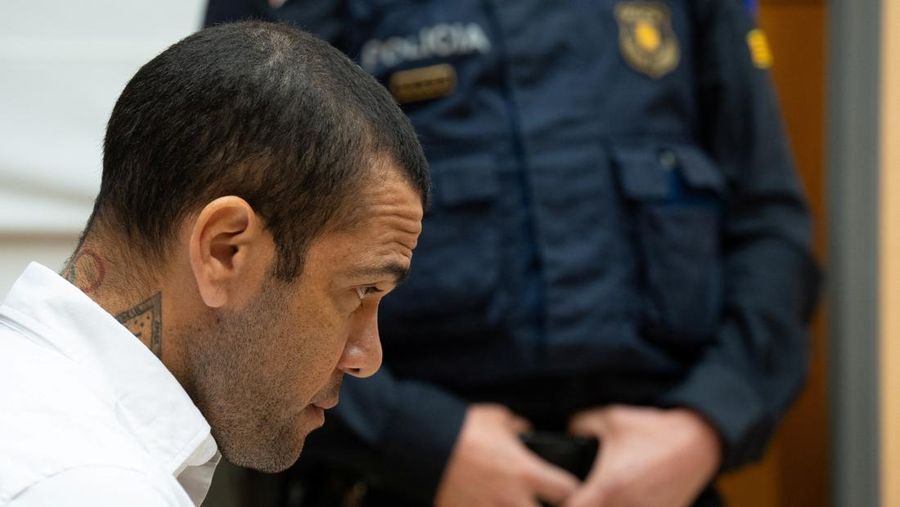 Mantan pesepakbola Brasil, Dani Alves menjalani sidang kasus pelecehan seksual di Barcelona, Spanyol, Senin (5/2/2024). (REUTERS)