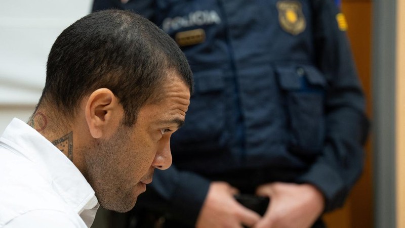Mantan pesepakbola Brasil, Dani Alves menjalani sidang kasus pelecehan seksual di Barcelona, Spanyol, Senin (5/2/2024). (REUTERS)