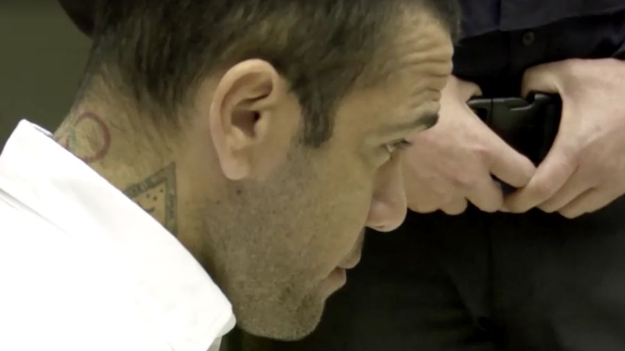 Mantan pesepakbola Brasil, Dani Alves menjalani sidang kasus pelecehan seksual di Barcelona, Spanyol, Senin (5/2/2024). (REUTERS)