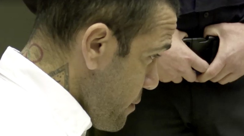Mantan pesepakbola Brasil, Dani Alves menjalani sidang kasus pelecehan seksual di Barcelona, Spanyol, Senin (5/2/2024). (REUTERS)
