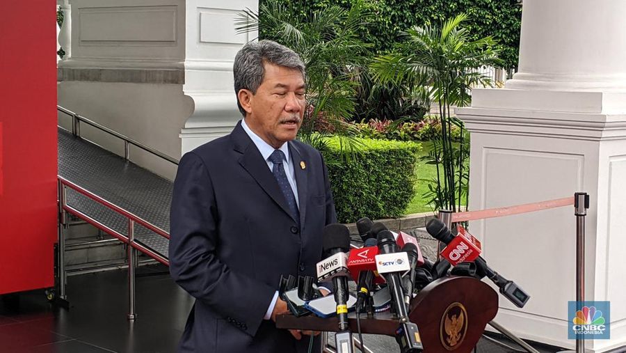 Menteri Luar Negeri Malaysia Mohammad bin Hasan bicara dengan Presiden Joko Widodo (Jokowi) mengenai EU Deforestation Regulation (EUDR). Dalam hal itu kedua negara sepakat untuk terus menyuarakan penolakan. (CNBC Indonesia/Emir Yanwardhana)