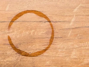 3 Cara Mudah Hilangkan Noda Air di Meja Kayu, Bisa Pakai Pasta Gigi