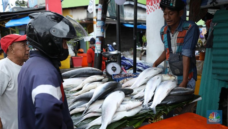Pedagang ikan Bandeng musiman mulai berjualan di sepanjang Jalan Rawa Belong, Palmerah, Jakarta Barat, Selasa (6/2/2024). Pedagang ikan tersebut biasa berjualan saat menjelang Hari Raya Imlek. (CNBC Indonesia/Tri Susilo)