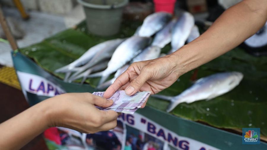 Pedagang ikan Bandeng musiman mulai berjualan di sepanjang Jalan Rawa Belong, Palmerah, Jakarta Barat, Selasa (6/2/2024). Pedagang ikan tersebut biasa berjualan saat menjelang Hari Raya Imlek. (CNBC Indonesia/Tri Susilo)