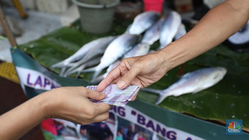 Pedagang ikan Bandeng musiman mulai berjualan di sepanjang Jalan Rawa Belong, Palmerah, Jakarta Barat, Selasa (6/2/2024). Pedagang ikan tersebut biasa berjualan saat menjelang Hari Raya Imlek. (CNBC Indonesia/Tri Susilo)
