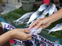 Pedagang ikan Bandeng musiman mulai berjualan di sepanjang Jalan Rawa Belong, Palmerah, Jakarta Barat, Selasa (6/2/2024). Pedagang ikan tersebut biasa berjualan saat menjelang Hari Raya Imlek. (CNBC Indonesia/Tri Susilo)