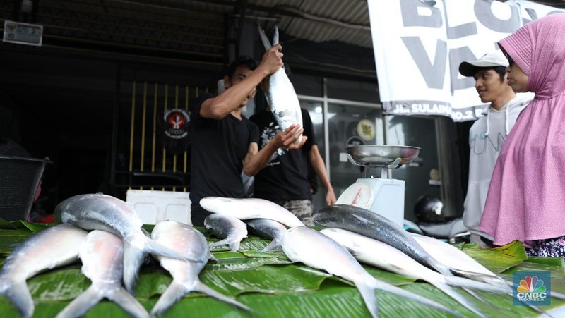 Pedagang ikan Bandeng musiman mulai berjualan di sepanjang Jalan Rawa Belong, Palmerah, Jakarta Barat, Selasa (6/2/2024). Pedagang ikan tersebut biasa berjualan saat menjelang Hari Raya Imlek. (CNBC Indonesia/Tri Susilo)