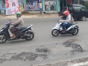 Jalan Berlubang di Gatsu Bandung Makan Korban