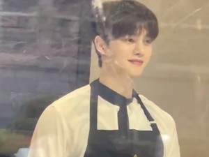 Song Kang Tampil Jadi Pelayan Jelang Wajib Militer, Bikin Fans Mewek