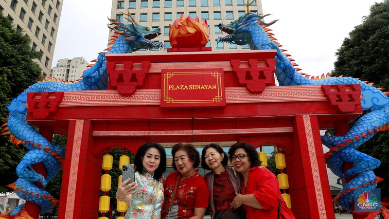 Pengunjung berswafoto di depan gapura ornamen Imlek di salah satu mall Jakarta, Selasa, (6/2/2024). Pengunjung berswafoto di depan gapura ornamen Imlek di salah satu mall Jakarta, Selasa, (6/2/2024). (CNBC Indonesia/Muhammad Sabki)
