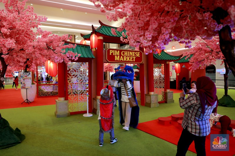 Pengunjung berswafoto di depan gapura ornamen Imlek di salah satu mall Jakarta, Selasa, (6/2/2024). Pengunjung berswafoto di depan gapura ornamen Imlek di salah satu mall Jakarta, Selasa, (6/2/2024). (CNBC Indonesia/Muhammad Sabki)