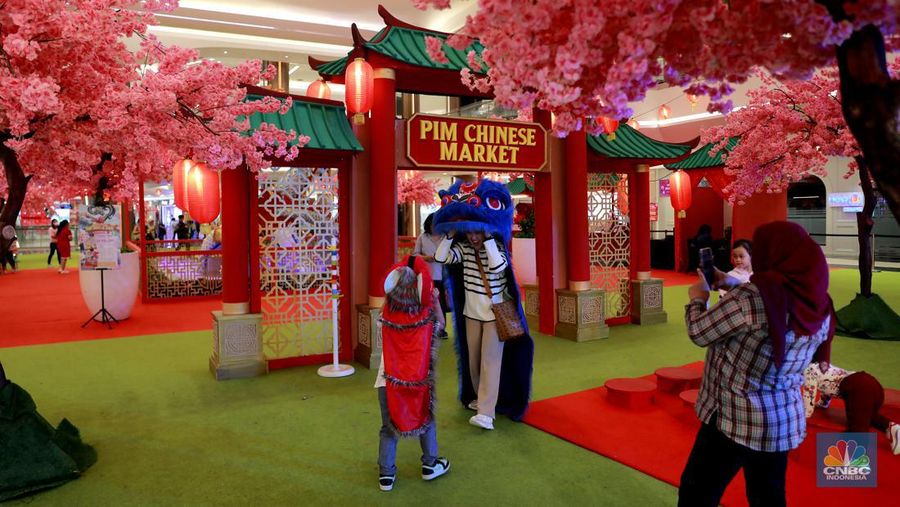 Pengunjung berswafoto di depan gapura ornamen Imlek di salah satu mall Jakarta, Selasa, (6/2/2024). (CNBC Indonesia/Muhammad Sabki)