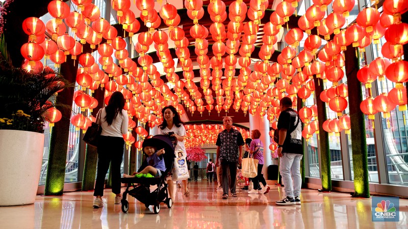 Pengunjung berswafoto di depan gapura ornamen Imlek di salah satu mall Jakarta, Selasa, (6/2/2024). Pengunjung berswafoto di depan gapura ornamen Imlek di salah satu mall Jakarta, Selasa, (6/2/2024). (CNBC Indonesia/Muhammad Sabki)