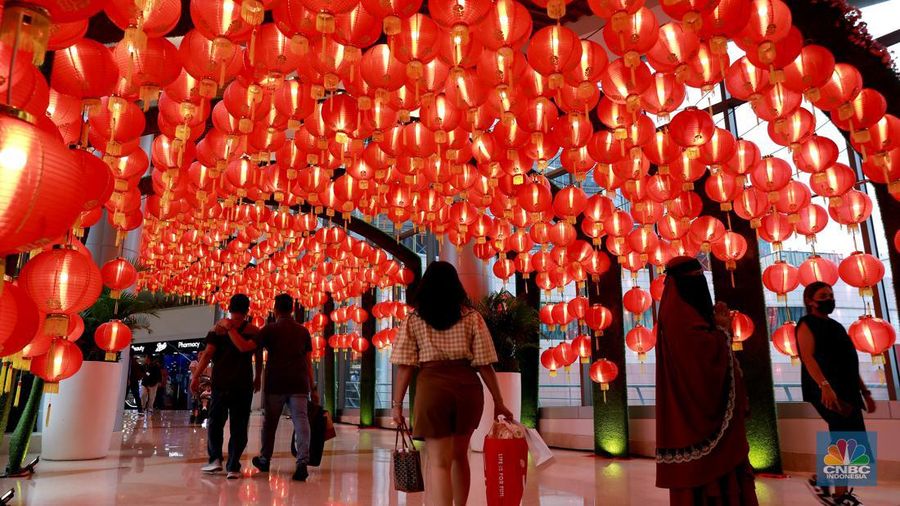 Pengunjung berswafoto di depan gapura ornamen Imlek di salah satu mall Jakarta, Selasa, (6/2/2024).