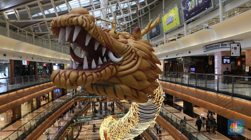 Pengunjung berswafoto di depan gapura ornamen Imlek di salah satu mall Jakarta, Selasa, (6/2/2024). (CNBC Indonesia/Muhammad Sabki)