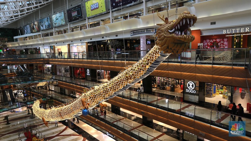 Pengunjung berswafoto di depan gapura ornamen Imlek di salah satu mall Jakarta, Selasa, (6/2/2024). Pengunjung berswafoto di depan gapura ornamen Imlek di salah satu mall Jakarta, Selasa, (6/2/2024). (CNBC Indonesia/Muhammad Sabki)