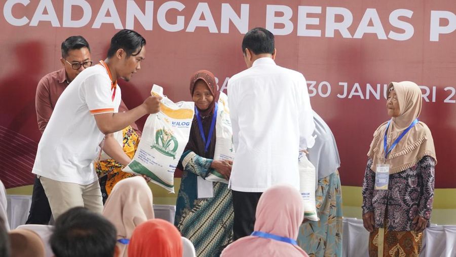 Penyaluran bantuan beras 10 kg. (Dok. Bapanas)
