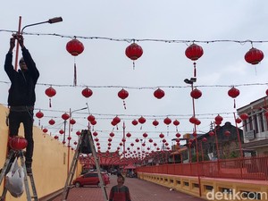 Kelenteng Dewi Kwan Im Cuci Patung-Pasang 1.000 Lampion Sambut Imlek