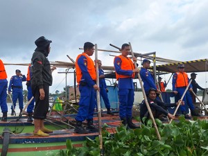 Jaga Ekosistem, Ditpolairud Polda Jambi Tebar Benih Ikan di Danau Sipin