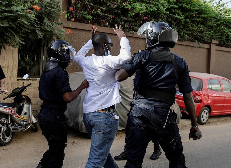 Seorang demonstran Senegal bereaksi saat bentrok dengan polisi antihuru-hara saat mereka memprotes penundaan pemilihan presiden 25 Februari, di Dakar, Senegal 4 Februari 2024. Seorang demonstran Senegal bereaksi saat bentrok dengan polisi antihuru-hara saat mereka memprotes penundaan pemilihan presiden 25 Februari, di Dakar, Senegal 4 Februari 2024. (REUTERS/Zohra Bensemra)