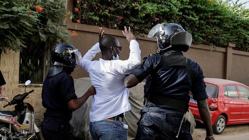 Seorang demonstran Senegal bereaksi saat bentrok dengan polisi antihuru-hara saat mereka memprotes penundaan pemilihan presiden 25 Februari, di Dakar, Senegal 4 Februari 2024. (REUTERS/Zohra Bensemra)