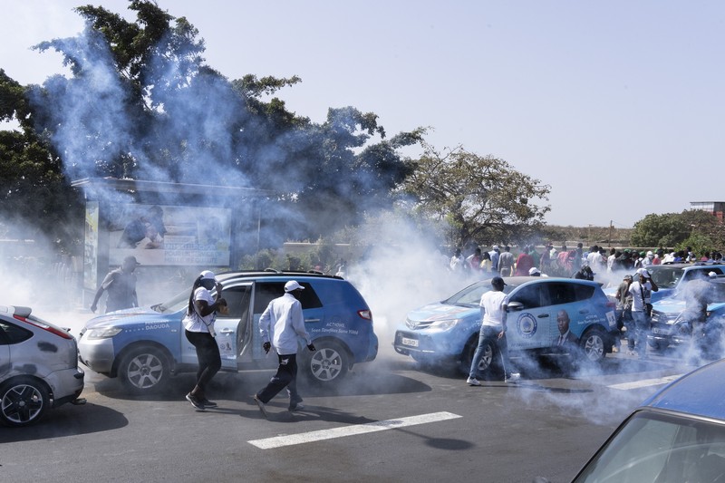 Seorang demonstran Senegal bereaksi saat bentrok dengan polisi antihuru-hara saat mereka memprotes penundaan pemilihan presiden 25 Februari, di Dakar, Senegal 4 Februari 2024. (REUTERS/Zohra Bensemra)