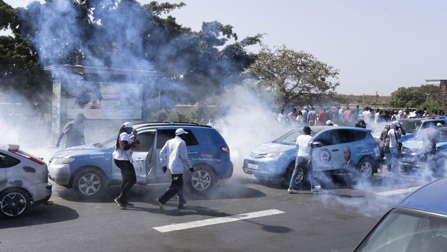 Seorang demonstran Senegal bereaksi saat bentrok dengan polisi antihuru-hara saat mereka memprotes penundaan pemilihan presiden 25 Februari, di Dakar, Senegal 4 Februari 2024. (REUTERS/Zohra Bensemra)