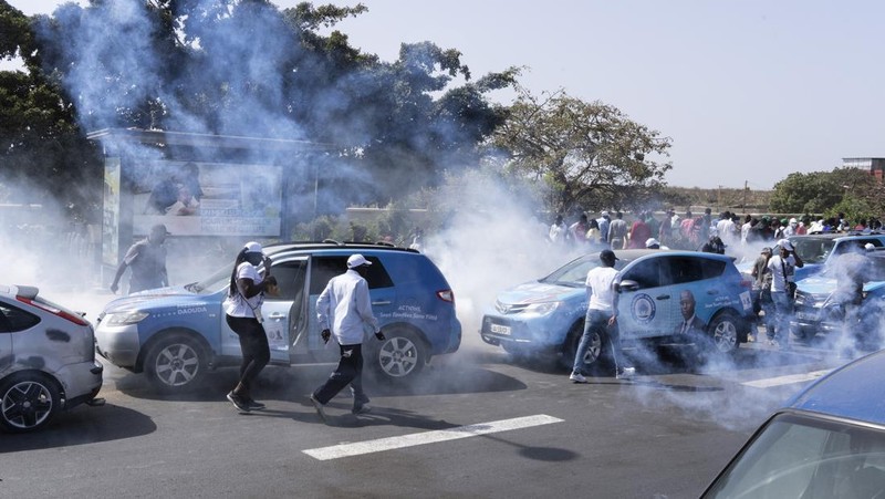Seorang demonstran Senegal bereaksi saat bentrok dengan polisi antihuru-hara saat mereka memprotes penundaan pemilihan presiden 25 Februari, di Dakar, Senegal 4 Februari 2024. (REUTERS/Zohra Bensemra)