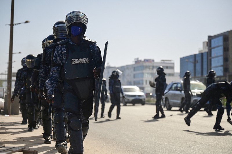 Seorang demonstran Senegal bereaksi saat bentrok dengan polisi antihuru-hara saat mereka memprotes penundaan pemilihan presiden 25 Februari, di Dakar, Senegal 4 Februari 2024. (REUTERS/Zohra Bensemra)