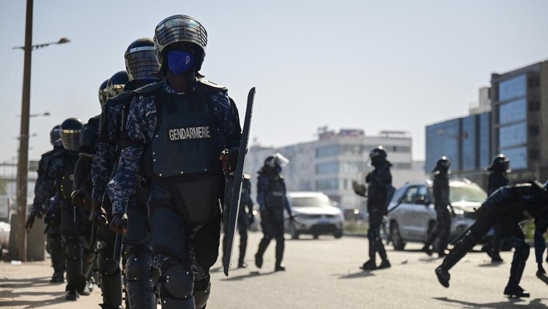 Seorang demonstran Senegal bereaksi saat bentrok dengan polisi antihuru-hara saat mereka memprotes penundaan pemilihan presiden 25 Februari, di Dakar, Senegal 4 Februari 2024. (REUTERS/Zohra Bensemra)