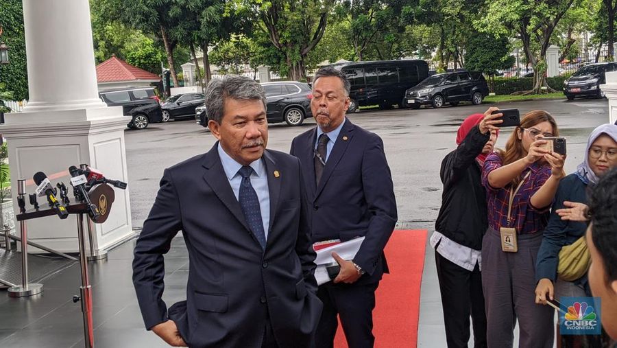 Presiden Joko Widodo bertemu dengan Menteri Luar Negeri Malaysia Mohammad Hasan di Istana Negara, Selasa (6/2/2024). Dalam kunjungan itu presiden juga didampingi Menteri Luar Negeri Retno Marsudi. (CNBC Indonesia/Emir Yanwardhana)