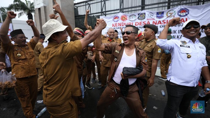 Ratusan Asosiasi Kepala Desa dan Perangkat Desa yang tergabung dalam (APDESI) melakukan demo di depan gedung DPR/MPR RI, Jakarta, Selasa (6/2/2024). (CNBC Indonesia/Tri Susilo)