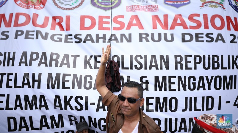 Ratusan Asosiasi Kepala Desa dan Perangkat Desa yang tergabung dalam (APDESI) melakukan demo di depan gedung DPR/MPR RI, Jakarta, Selasa (6/2/2024). (CNBC Indonesia/Tri Susilo) Ratusan Asosiasi Kepala Desa dan Perangkat Desa yang tergabung dalam (APDESI) melakukan demo di depan gedung DPR/MPR RI, Jakarta, Selasa (6/2/2024). (CNBC Indonesia/Tri Susilo)