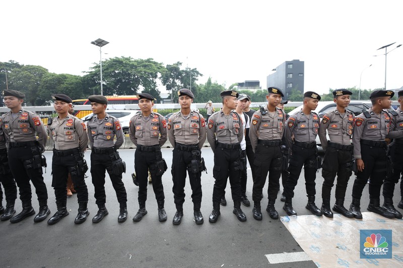 Ratusan Asosiasi Kepala Desa dan Perangkat Desa yang tergabung dalam (APDESI) melakukan demo di depan gedung DPR/MPR RI, Jakarta, Selasa (6/2/2024). (CNBC Indonesia/Tri Susilo) Ratusan Asosiasi Kepala Desa dan Perangkat Desa yang tergabung dalam (APDESI) melakukan demo di depan gedung DPR/MPR RI, Jakarta, Selasa (6/2/2024). (CNBC Indonesia/Tri Susilo)