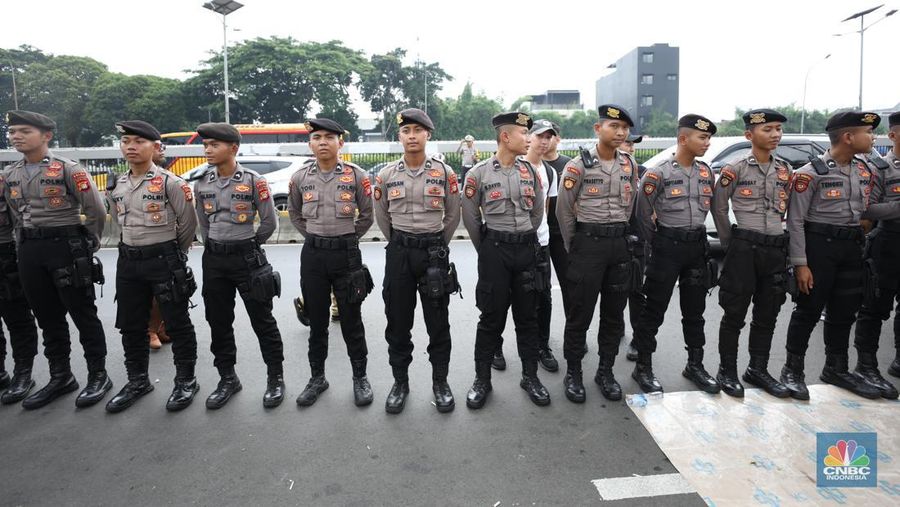 Ratusan Asosiasi Kepala Desa dan Perangkat Desa yang tergabung dalam (APDESI) melakukan demo di depan gedung DPR/MPR RI, Jakarta, Selasa (6/2/2024). (CNBC Indonesia/Tri Susilo)