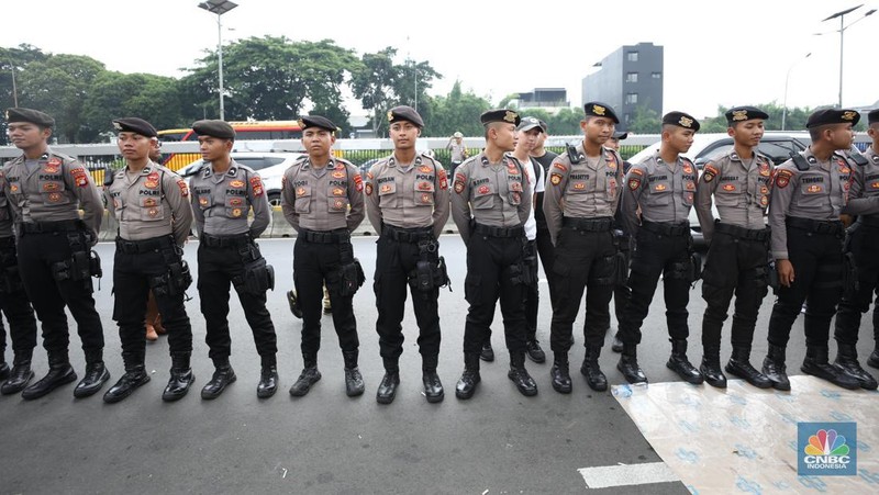 Ratusan Asosiasi Kepala Desa dan Perangkat Desa yang tergabung dalam (APDESI) melakukan demo di depan gedung DPR/MPR RI, Jakarta, Selasa (6/2/2024). (CNBC Indonesia/Tri Susilo)