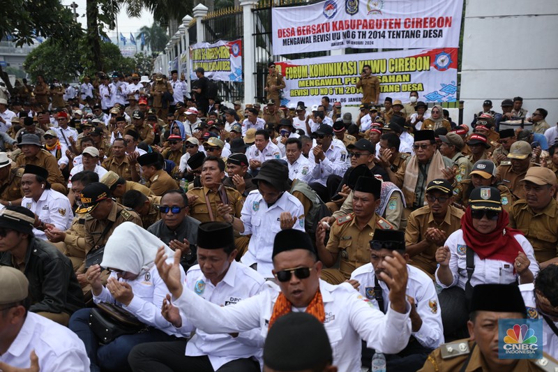 Ratusan Asosiasi Kepala Desa dan Perangkat Desa yang tergabung dalam (APDESI) melakukan demo di depan gedung DPR/MPR RI, Jakarta, Selasa (6/2/2024). (CNBC Indonesia/Tri Susilo) Ratusan Asosiasi Kepala Desa dan Perangkat Desa yang tergabung dalam (APDESI) melakukan demo di depan gedung DPR/MPR RI, Jakarta, Selasa (6/2/2024). (CNBC Indonesia/Tri Susilo)